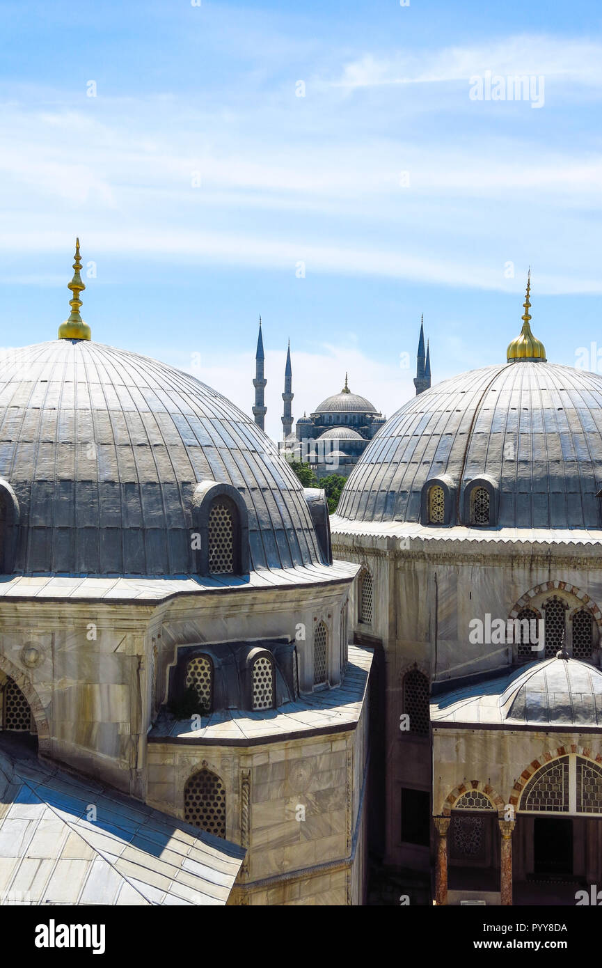 Cupole di Saint Sophie Cattedrale e Moschea Blu, da Santa Sofia, Istanbul, Turchia. Foto Stock
