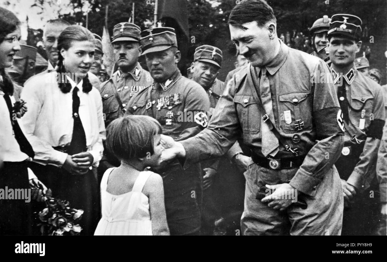 ADOLF HITLER (1889-1945) marrone con camicie in un partito nazista nel rally di Braunschweig circa 1935 Foto Stock