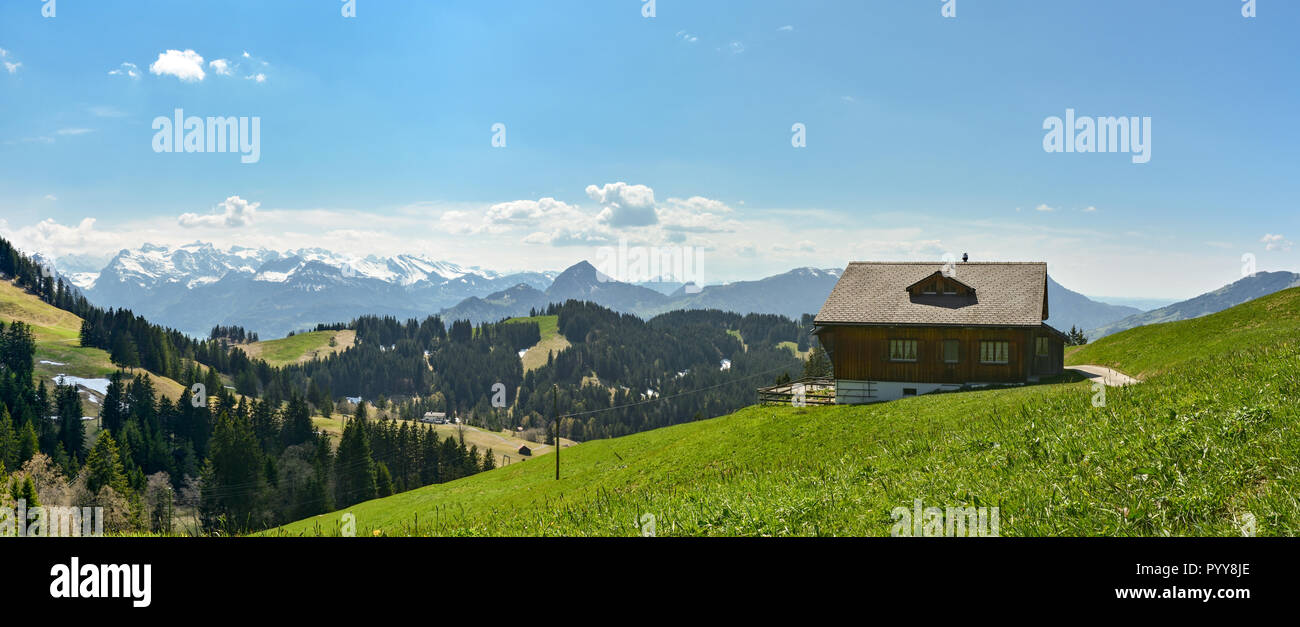 Bellissimo paesaggio svizzero con la baita di montagna ed Alpi innevate sullo sfondo come si vede dal picco Hochstuckli nel cantone di Svitto Foto Stock