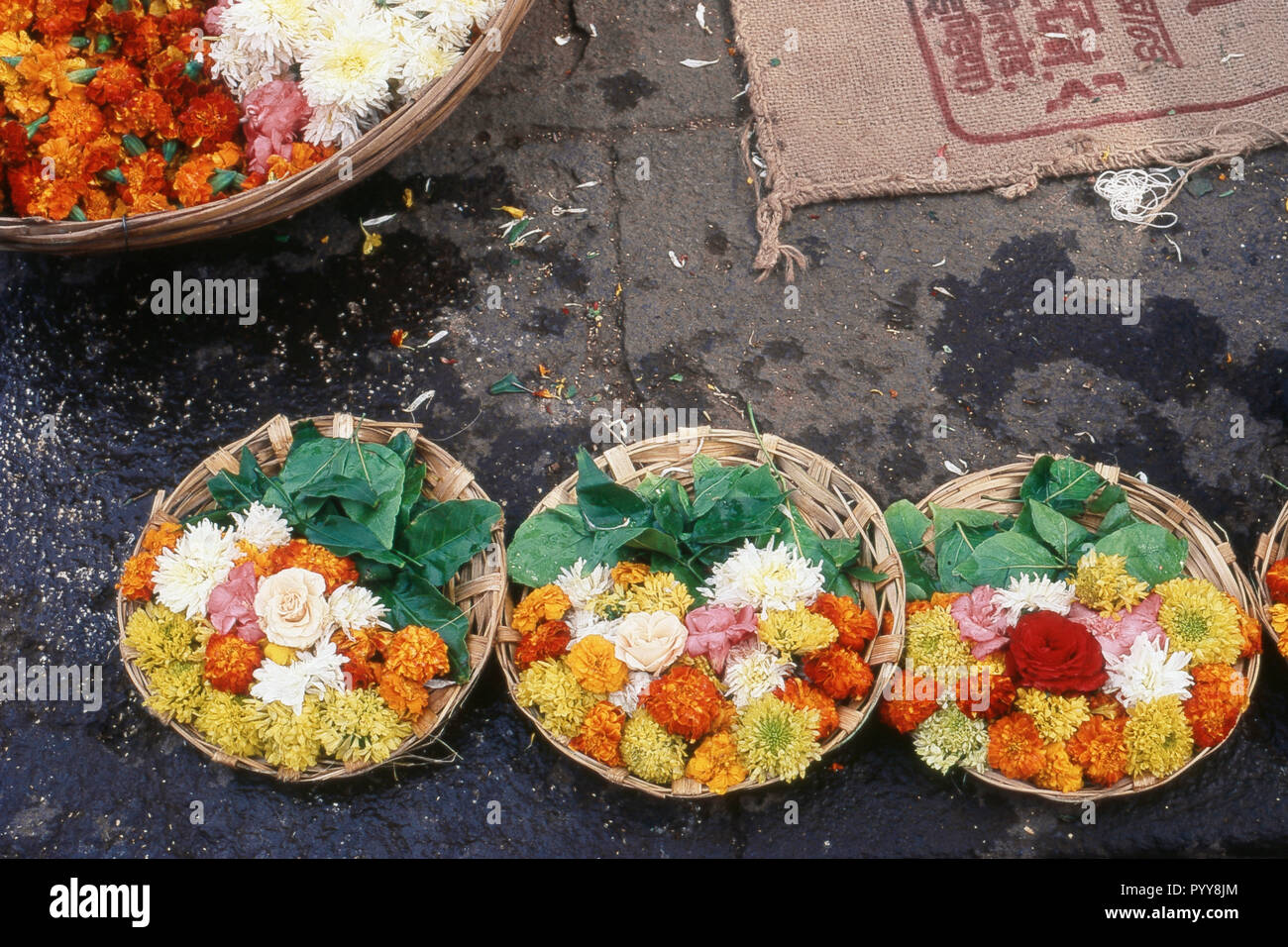 Cesti di fiori, Tempio di Trimbakeshwar, Nashik, Maharashtra, India, Asia Foto Stock