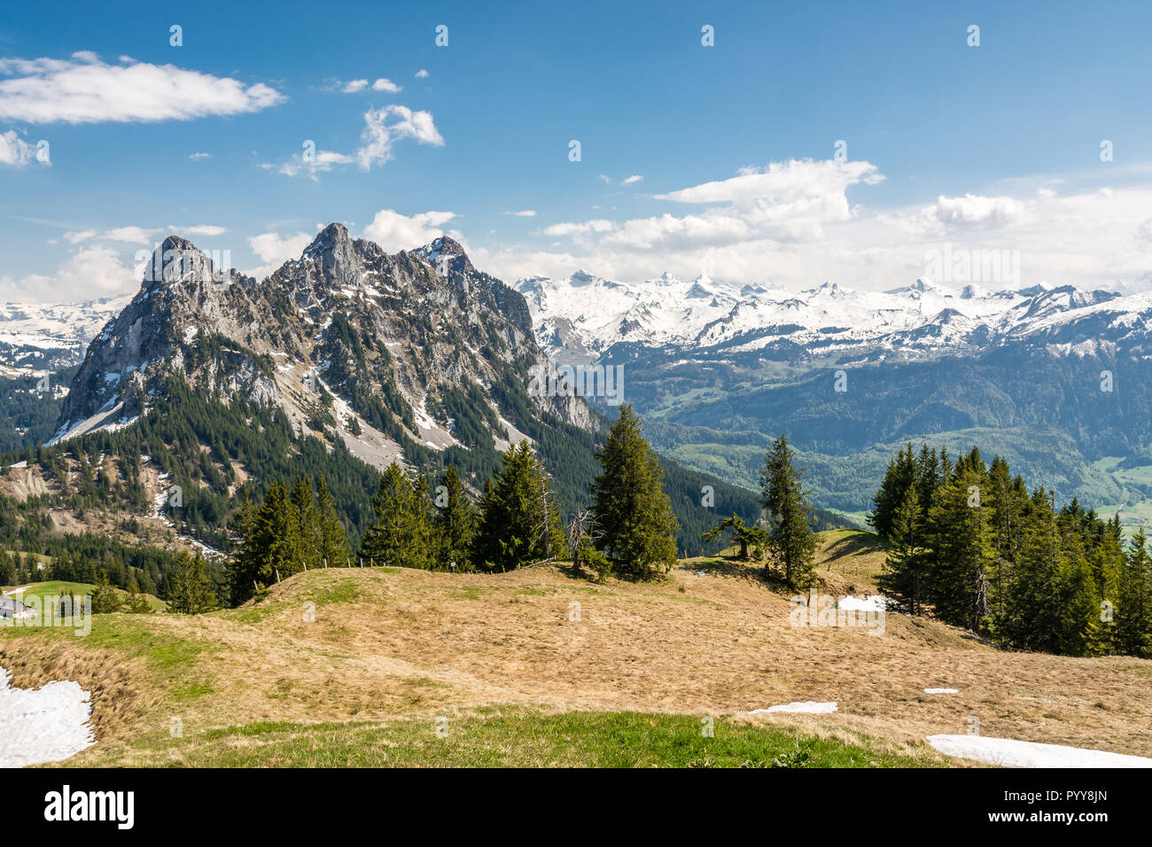 Kleiner Mythen picco con Alpi innevate in background nel cantone di Svitto in Svizzera Foto Stock