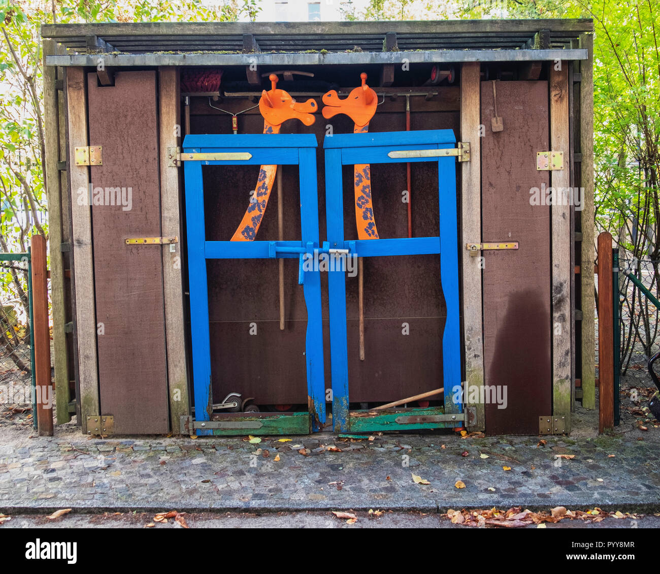 Berlino, Mitte, divertente, quirky Tettoia da giardino, due cut-out le giraffe e il Blue Door farme Foto Stock