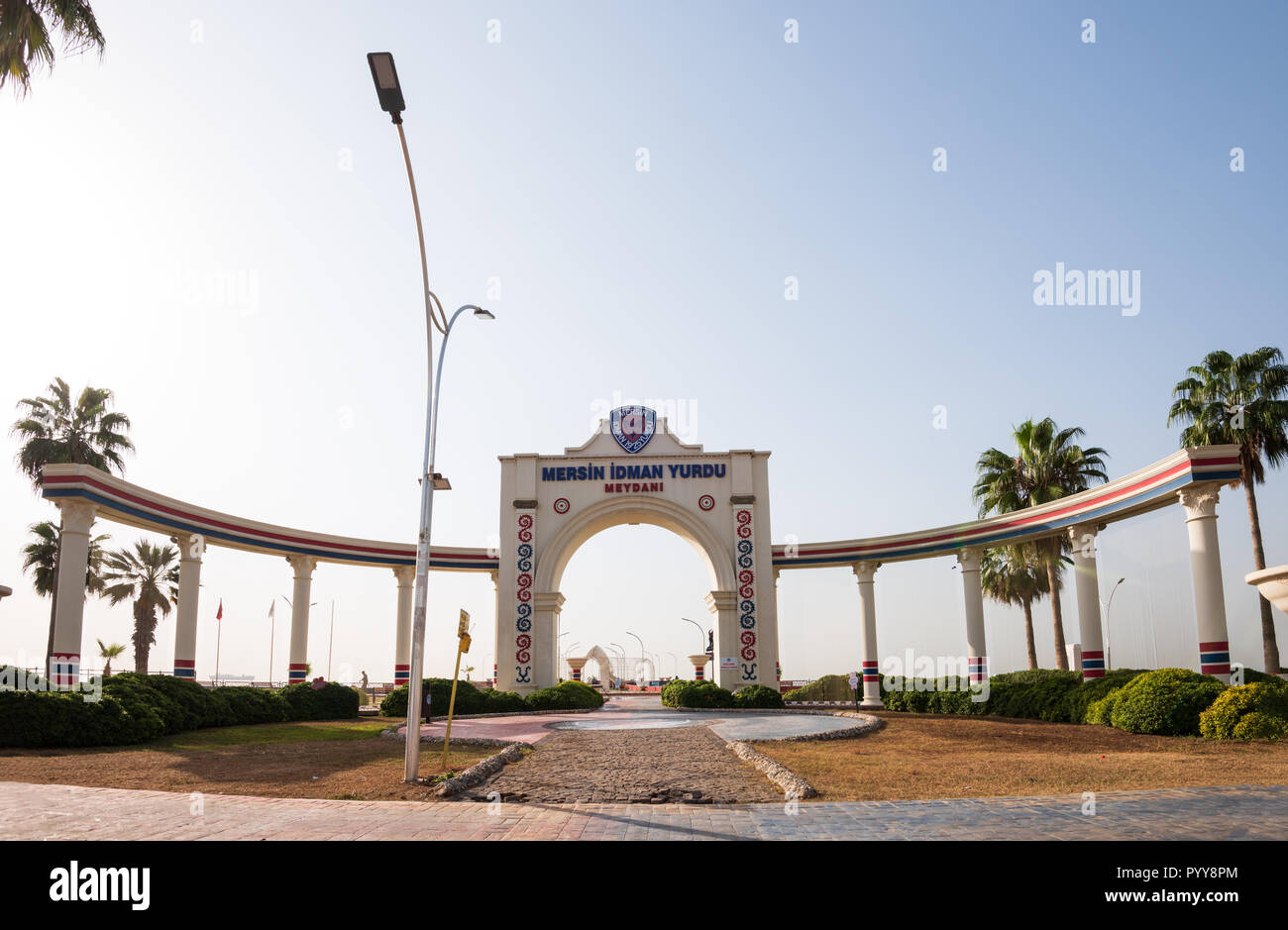 La città di MERSIN, Turchia, Ottobre 15, 2018; Mersin Idman Yurdu Sports Club Square. Rappresentante la struttura architettonica sulla costa di Mersin. Foto Stock