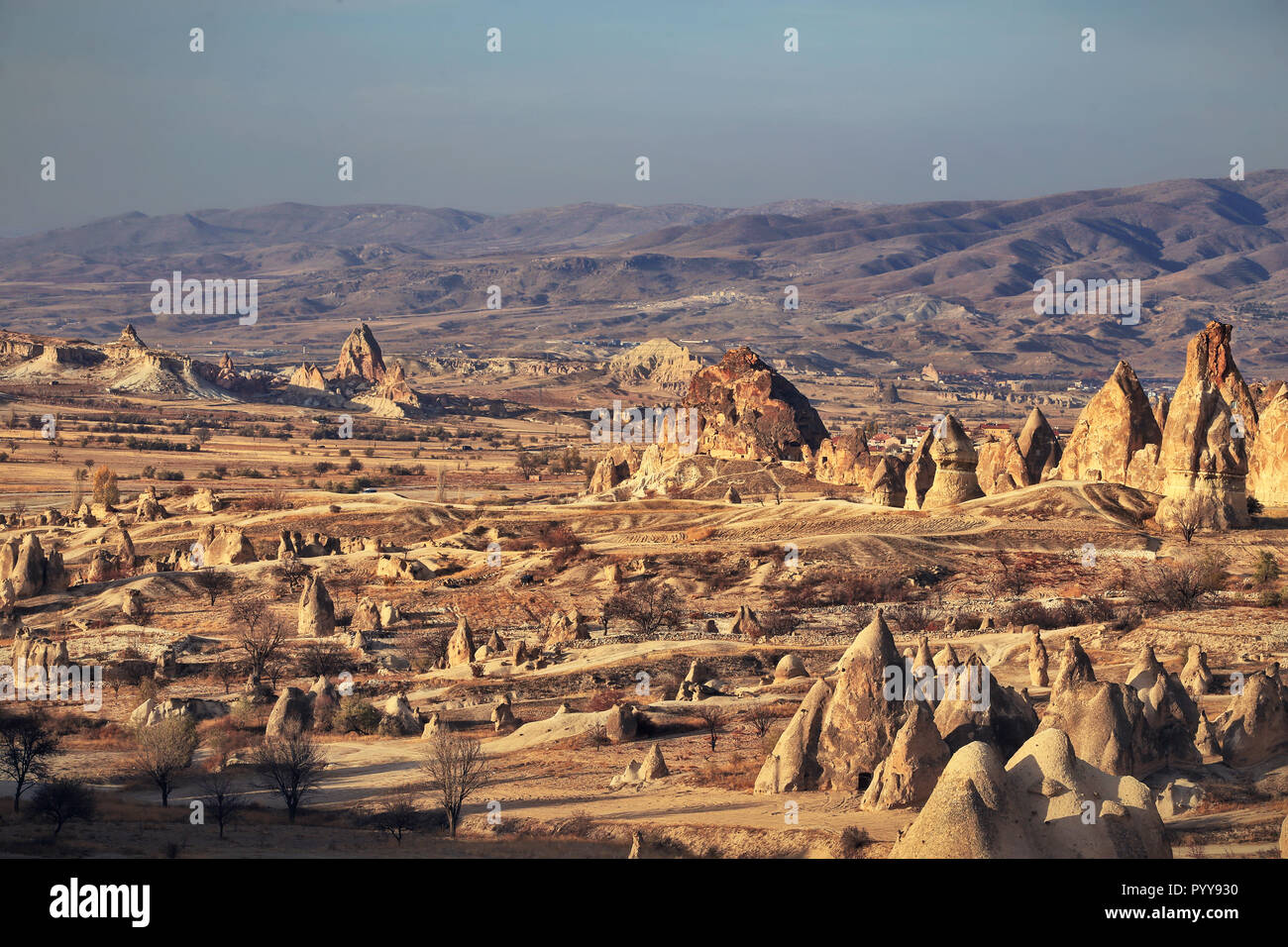 La vista sulle rocce della valle di spade (Kiliclar vadisi) vicino alla città di Goreme in Cappadocia, Turchia Foto Stock