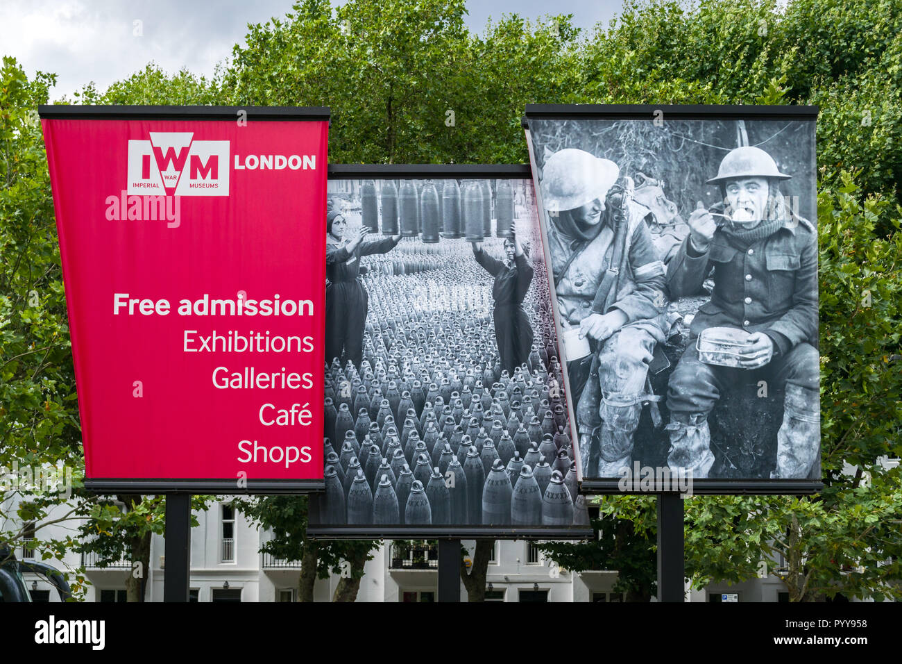 Display esterno per il Museo Imperiale della Guerra con le immagini del passato guerre, London, Regno Unito Foto Stock