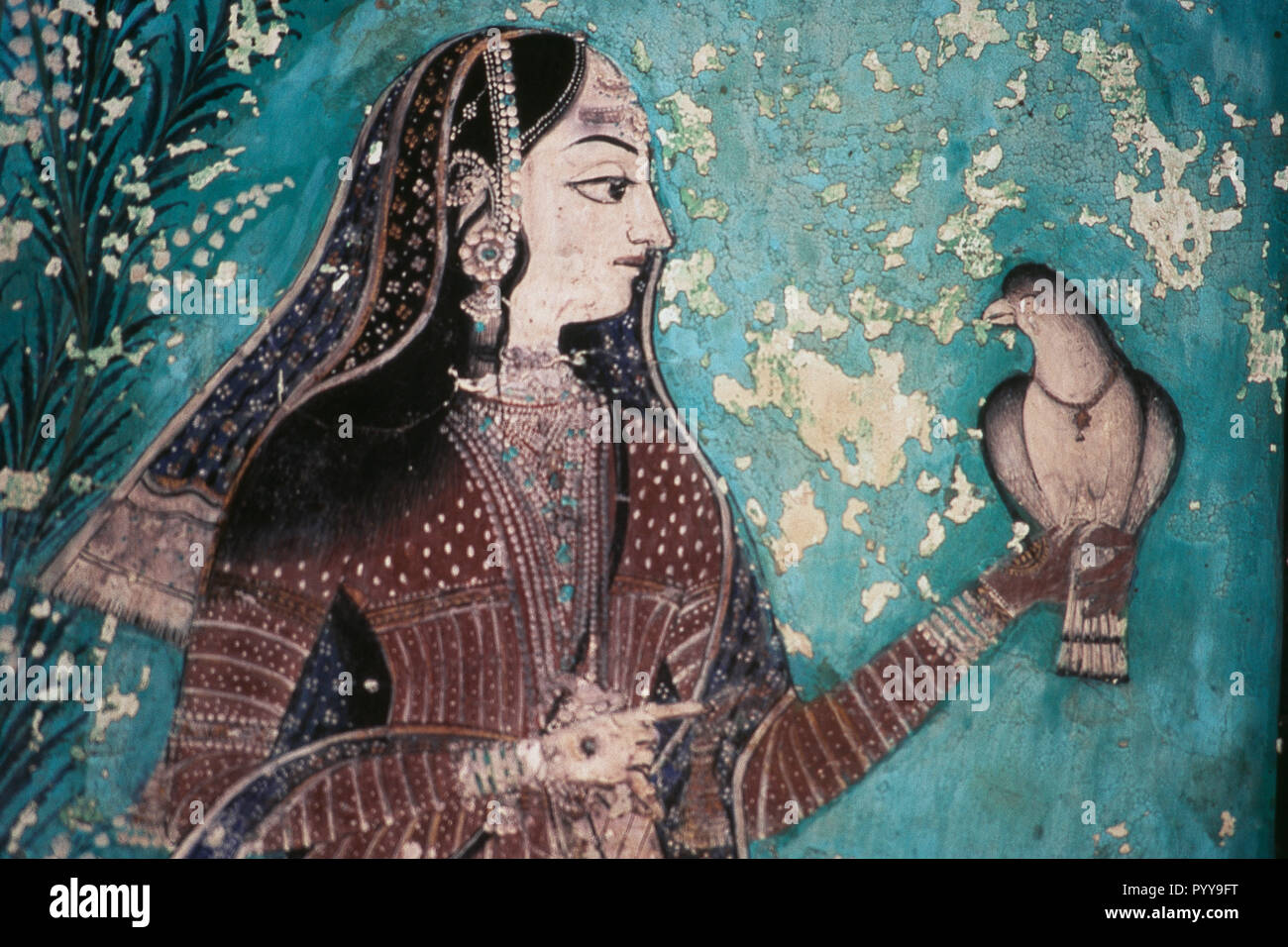 Donna con piccione in mano, pittura murale a Chitrashala, Bundi, Rajasthan, India, Asia Foto Stock