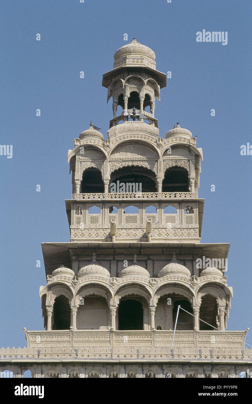 In alto di Badalvilas, Tazia Tower, il Maharaja è residente, Jaisalmer, Rajasthan, India, Asia Foto Stock