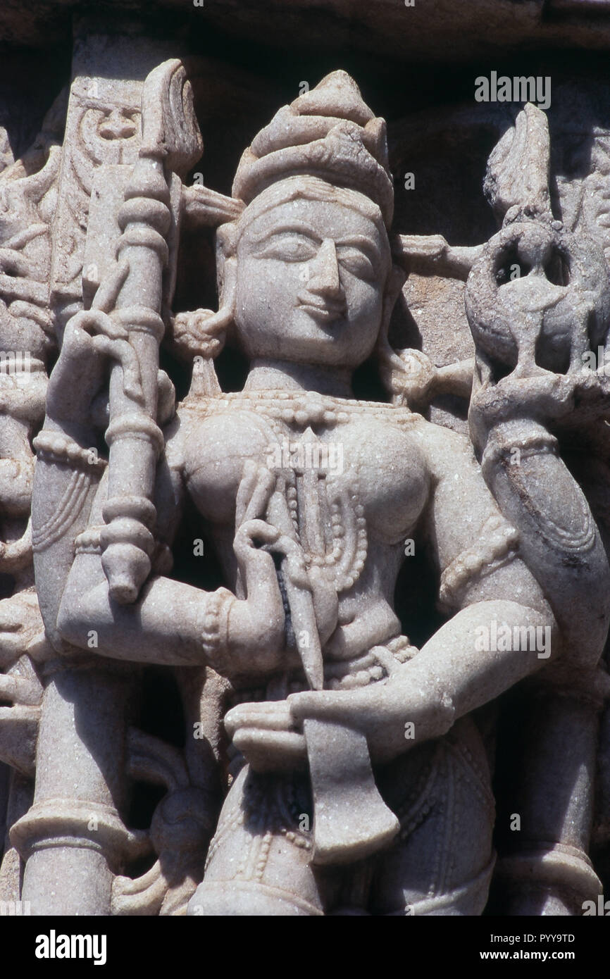 Figura scolpita di sole Surya tempio Ranakpur, Rajasthan, India, Asia Foto Stock
