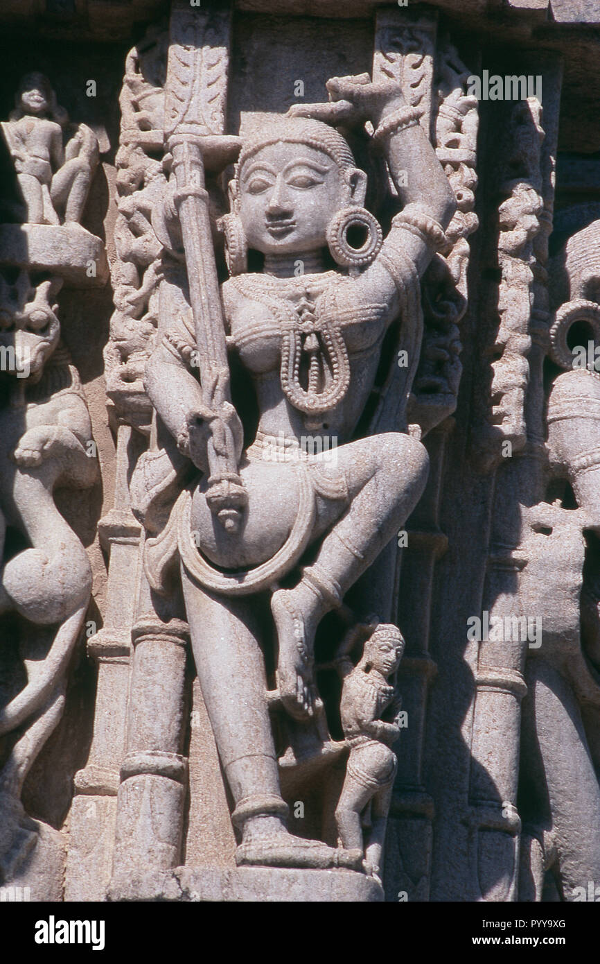 Figura scolpita di sole Surya tempio Ranakpur, Rajasthan, India, Asia Foto Stock