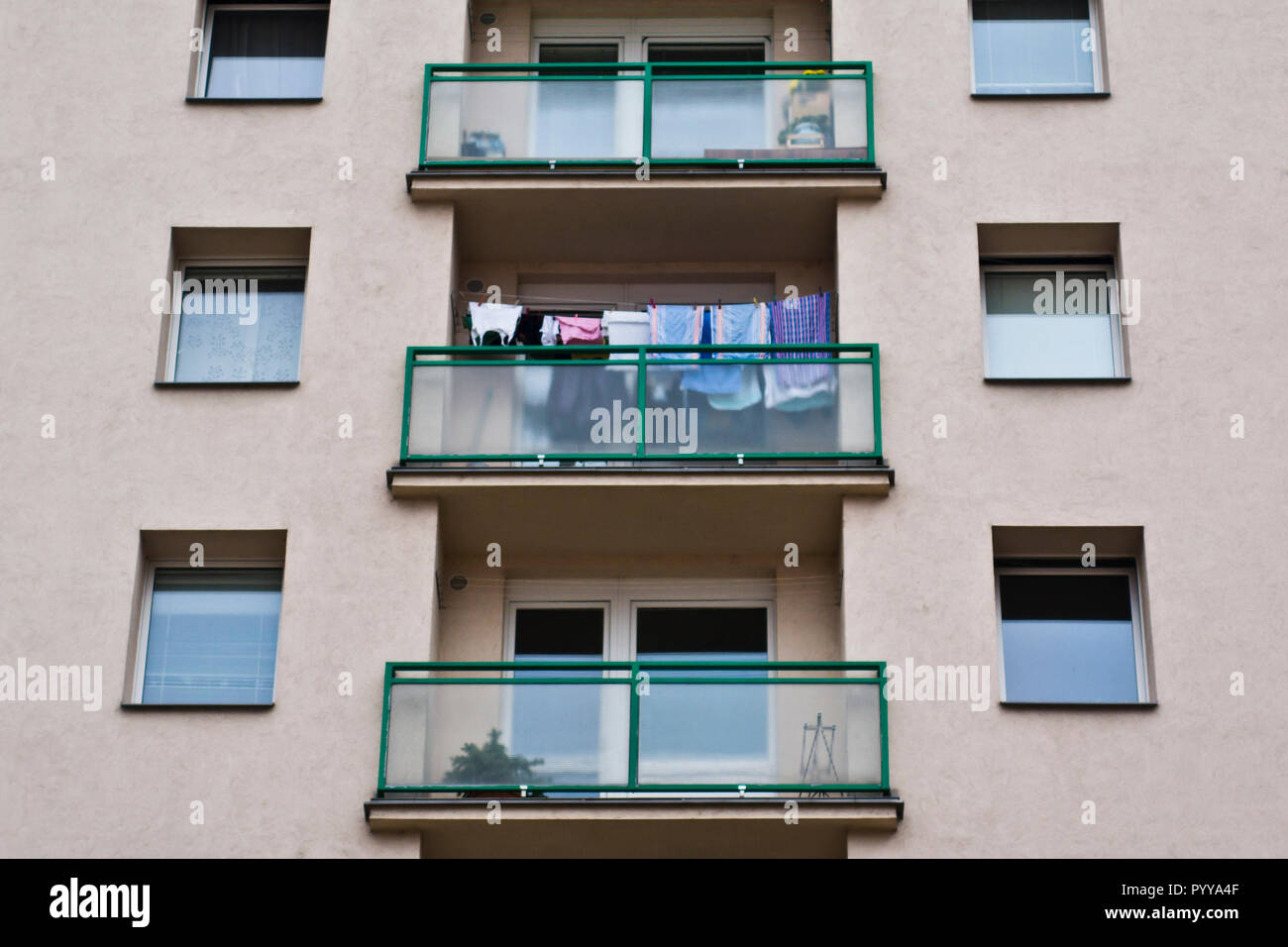 Servizio lavanderia appeso su un balcone ad asciugare Foto Stock