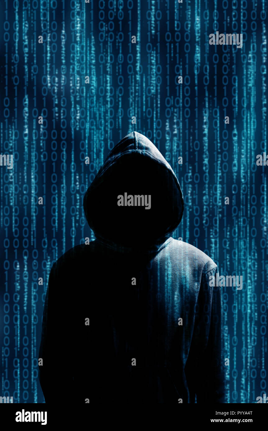 Anonimo misterioso uomo incappucciato e codice binario Foto Stock