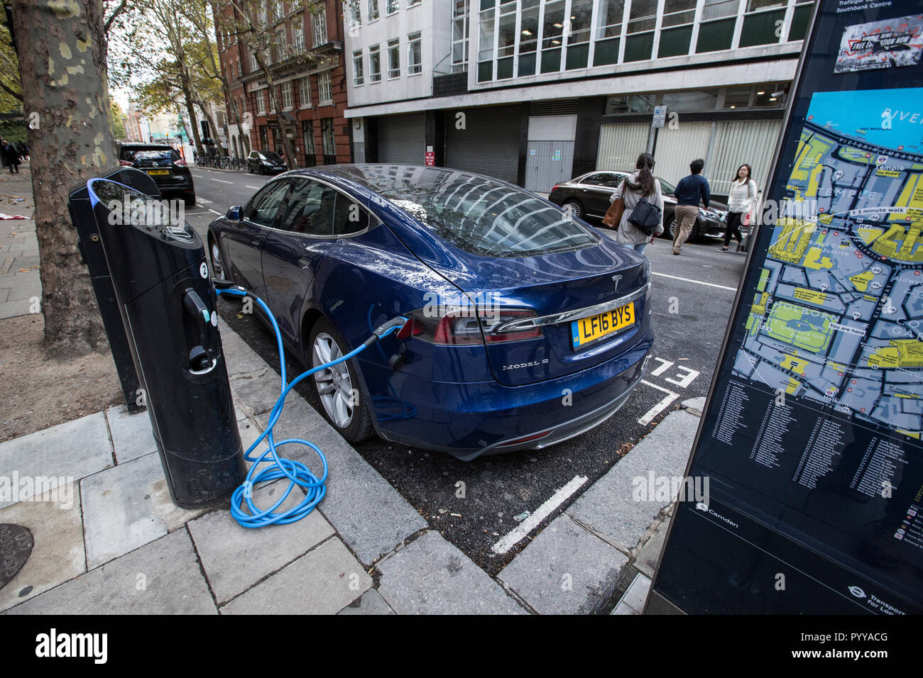 Tesla Model S auto elettrica la carica sulla street nel centro di Londra, Inghilterra, Regno Unito Foto Stock