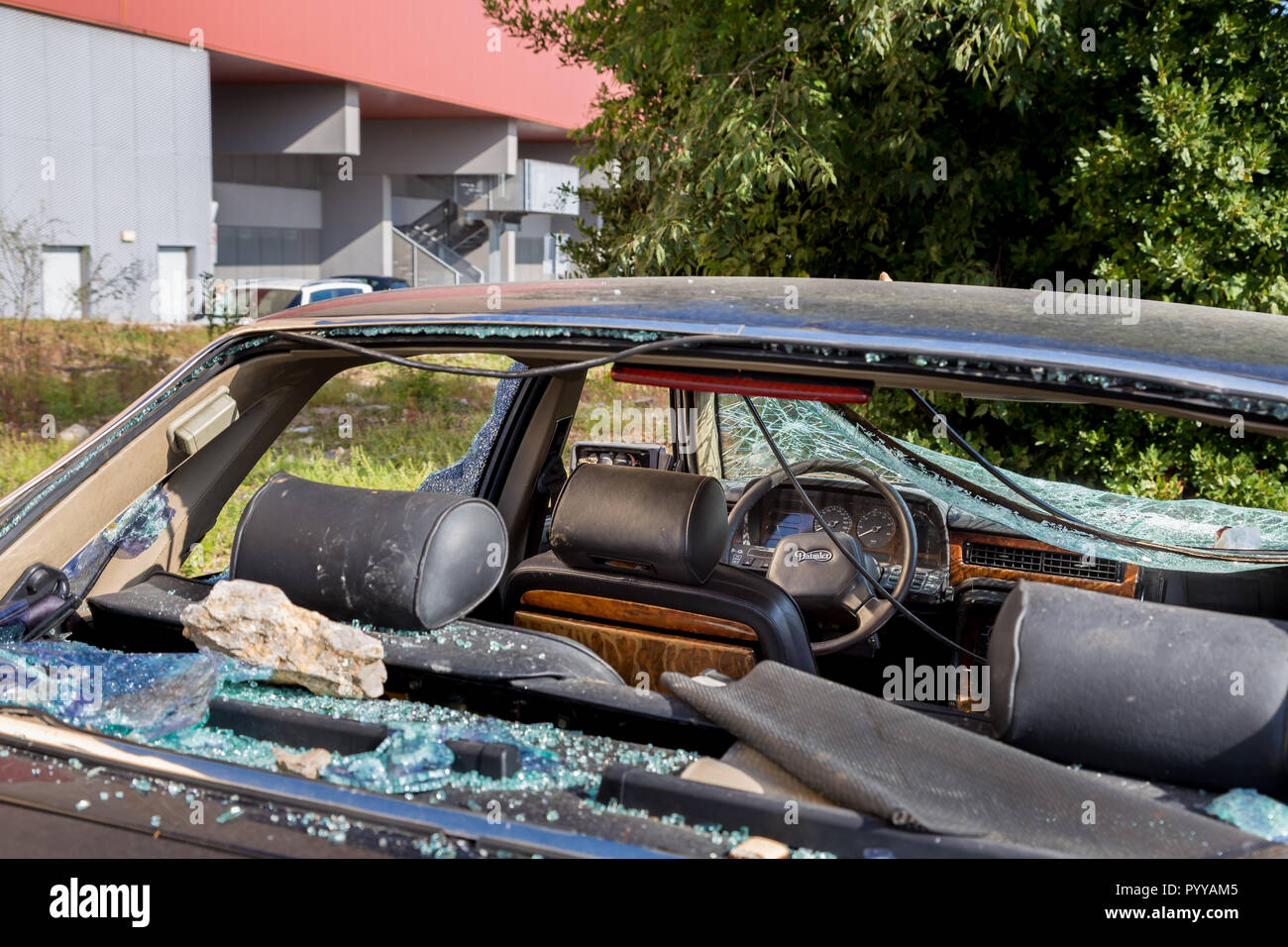 Vista attraverso il vetro rotto di Daimler sei/Jaguar XJR Foto Stock