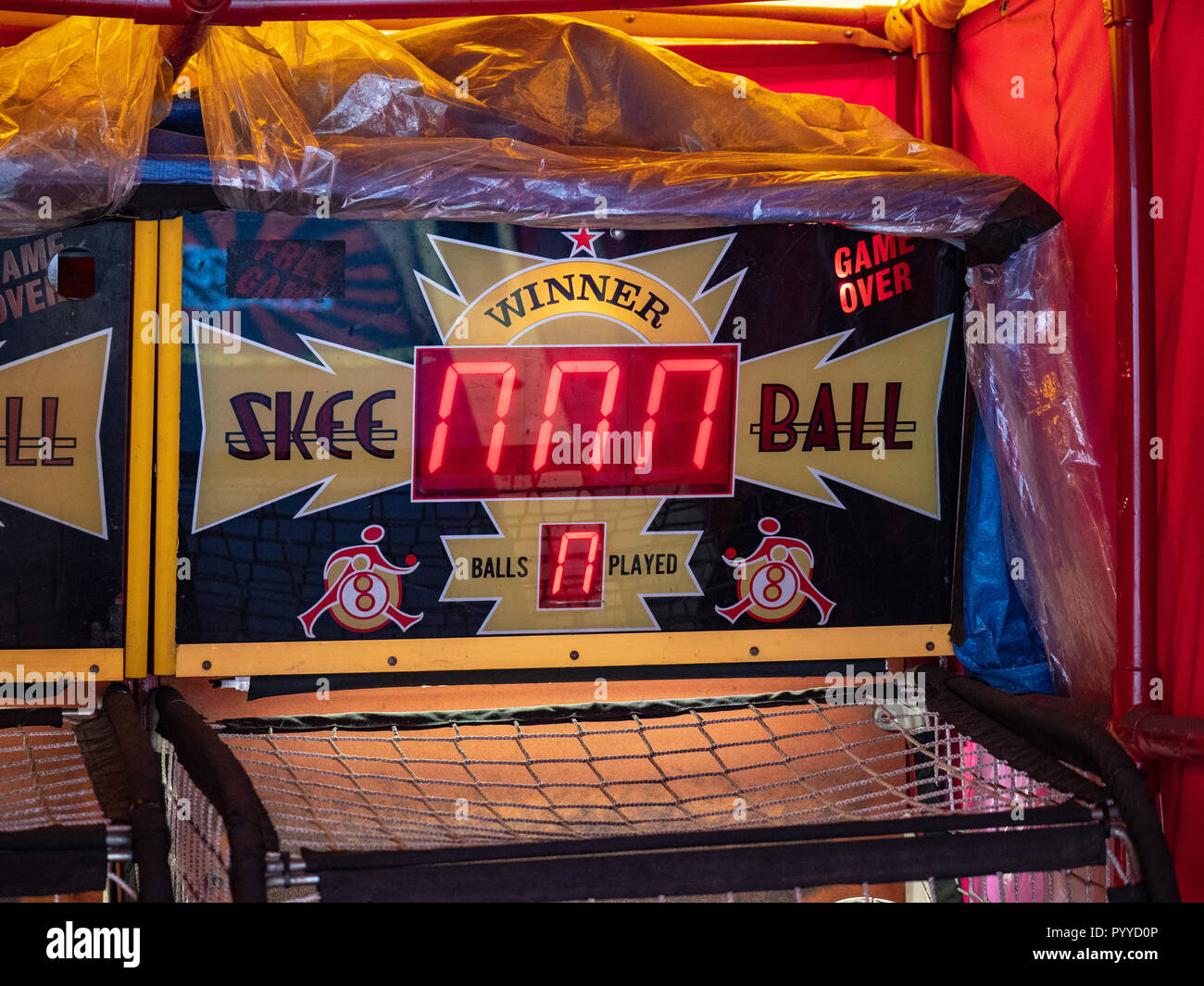 Skee ball game arcade station avvolto in una plastica in deposito Foto Stock