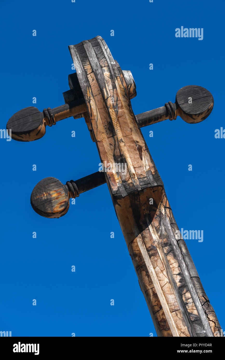 Una statua se un violino di legno, città dei liutai, Mittenwald, Alta Baviera, Baviera, Germania, Europa Foto Stock