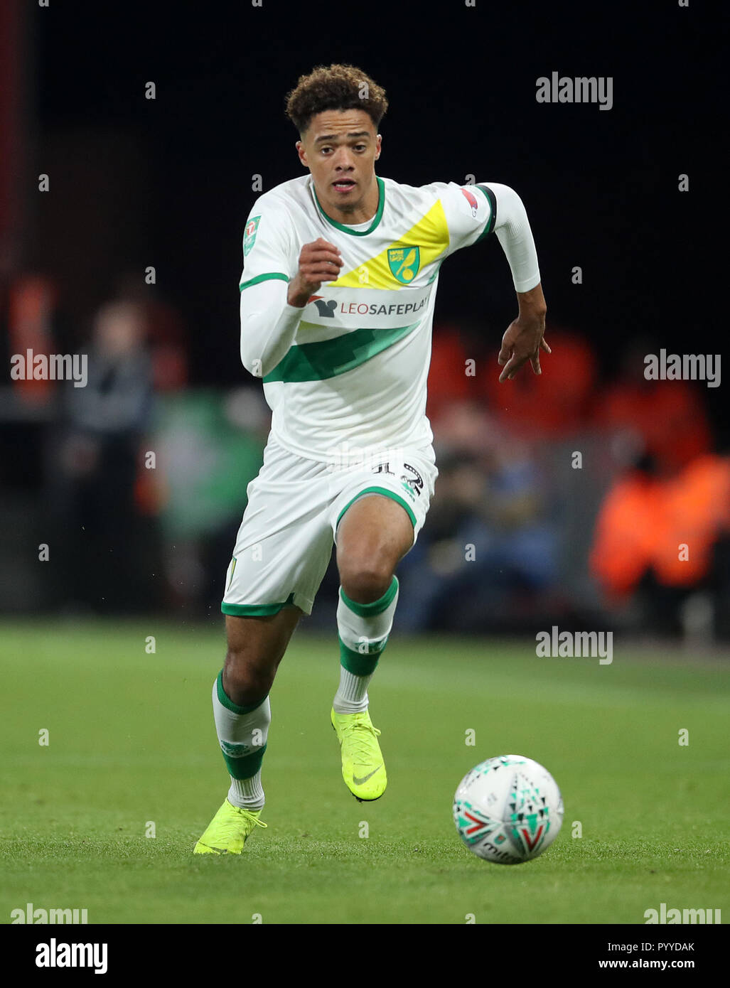 Norwich City's Jamal Lewis durante il Carabao Cup, quarto round la corrispondenza alla vitalità Stadium, Bournemouth. Stampa foto di associazione. Picture Data: martedì 30 ottobre, 2018. Vedere PA storia SOCCER Bournemouth. Foto di credito dovrebbe leggere: Adam Davy/filo PA. Restrizioni: solo uso editoriale nessun uso non autorizzato di audio, video, dati, calendari, club/campionato loghi o 'live' servizi. Online in corrispondenza uso limitato a 120 immagini, nessun video emulazione. Nessun uso in scommesse, giochi o un singolo giocatore/club/league pubblicazioni. Foto Stock