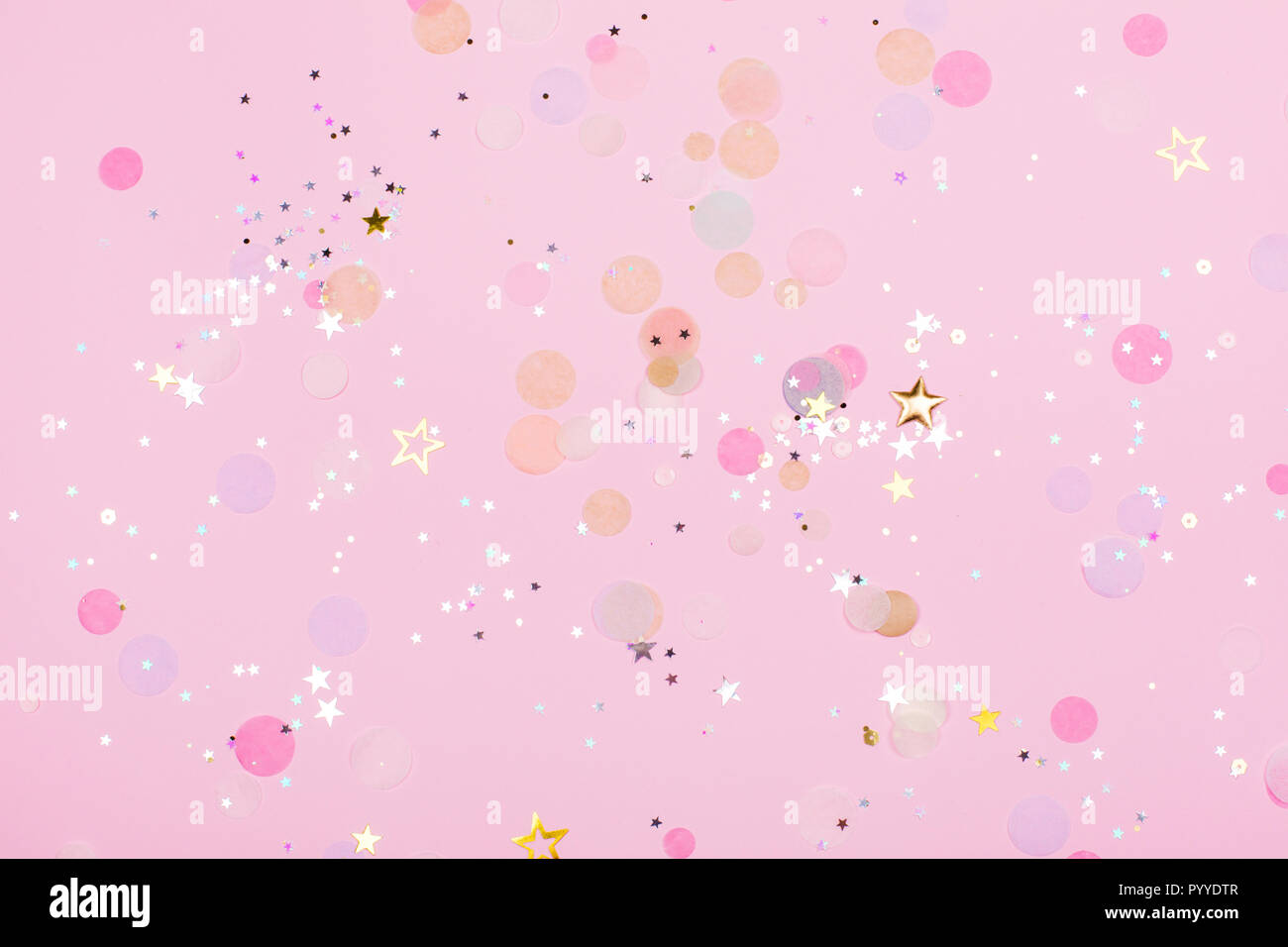 Rosa pastello sullo sfondo di festa con i confetti e bagliori. Piatto stile di laici. Foto Stock