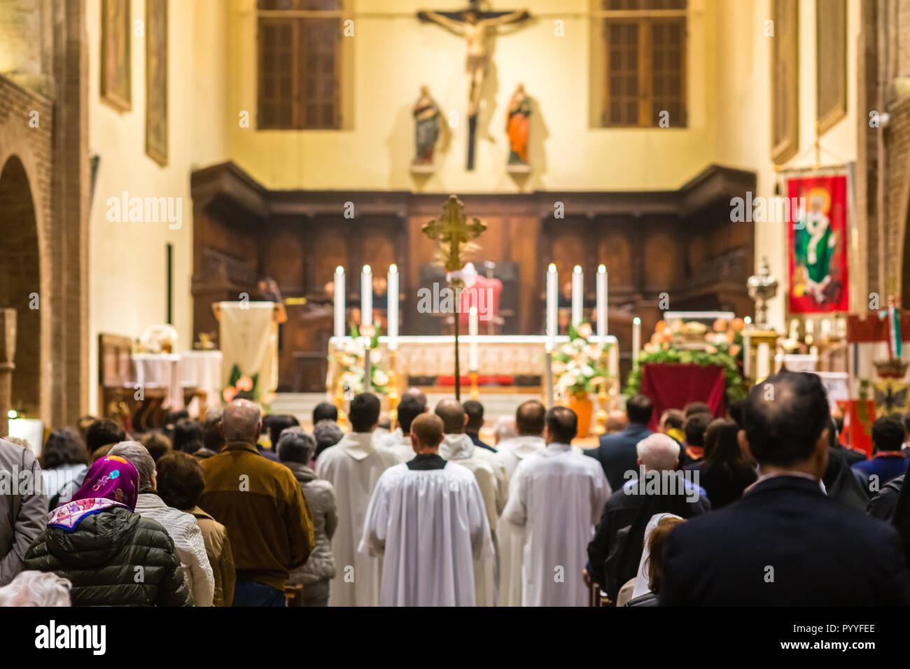 Persone alla Santa Messa nella chiesa cattolica italiana Foto Stock