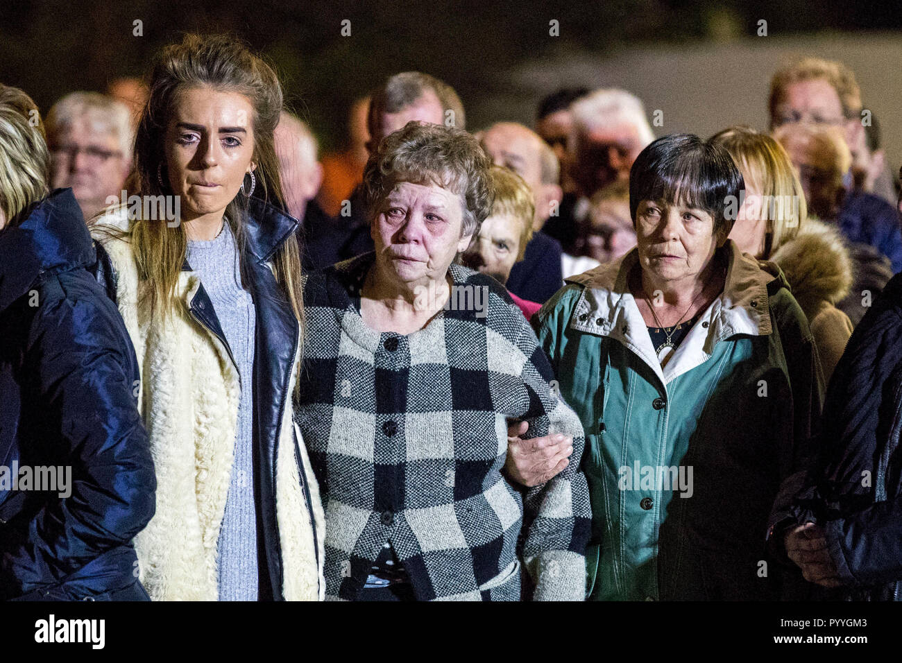 Le persone che frequentano una veglia al di fuori il Rising Sun Pub, Greysteel, Co Londonderry per commemorare il venticinquesimo anniversario di otto persone di essere assassinato il 30 ottobre 1993 da lealisti banditi che irrompono nella barra occupato e hanno aperto il fuoco. Foto Stock