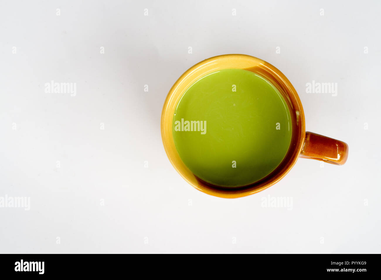Verde Matcha Tè con latte sul tavolo bianco Foto Stock