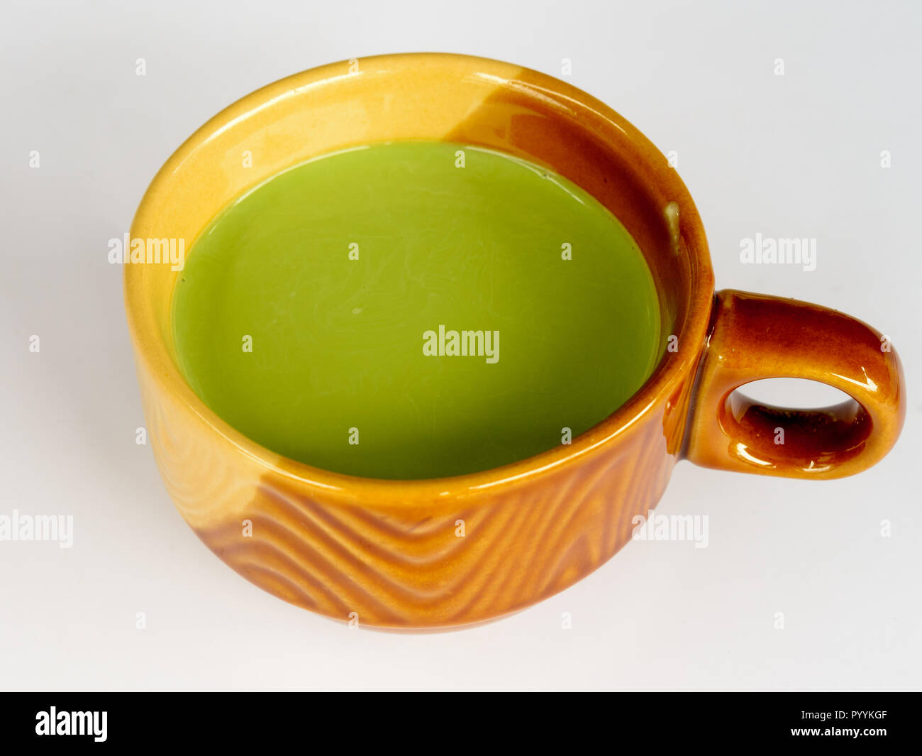Verde Matcha Tè con latte sul tavolo bianco Foto Stock