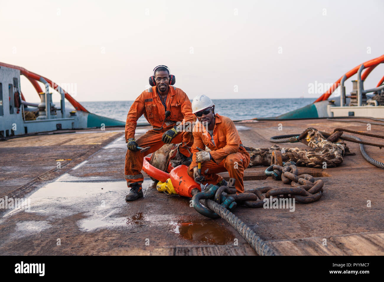 Marinaio AB o Bosun sul ponte della nave in mare aperto o nave Foto Stock