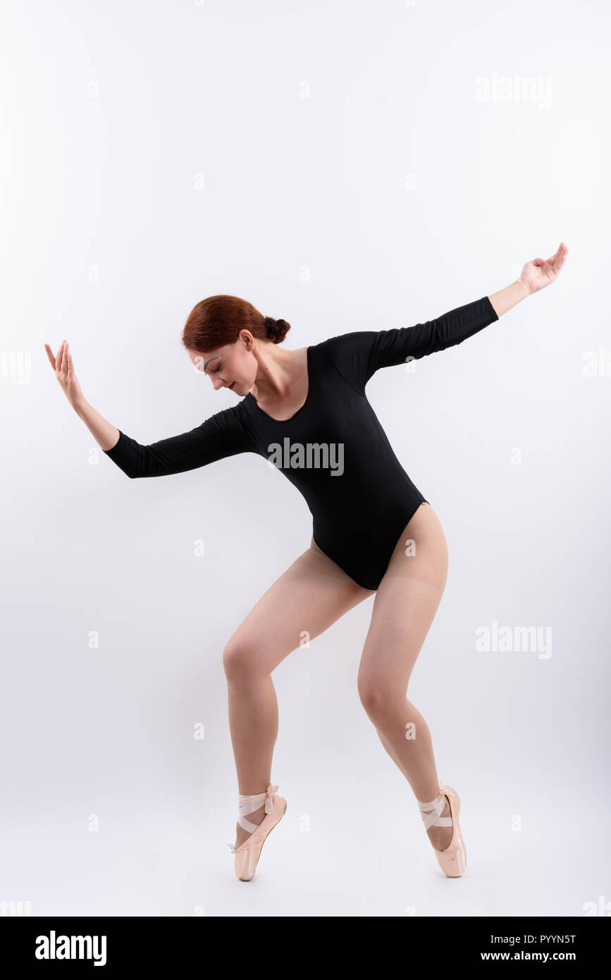 Corpo pieno colpo di donna ballerina in posa sulle dita dei piedi Foto Stock
