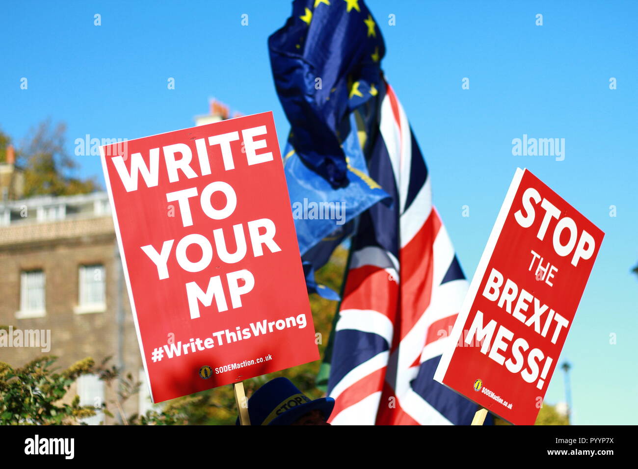 Brexit. Arrestare il BREXIT pasticcio e scrivere i tuoi MP segni e bandiere detenute aloft al di fuori della sede del Parlamento nel 2018 . Credito foto Russell Moore. Foto Stock