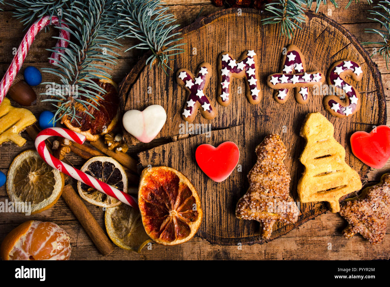 Nuovo anno e dolcetti di Natale e dolci. Cialde e biscotti con decorazioni vista superiore Foto Stock