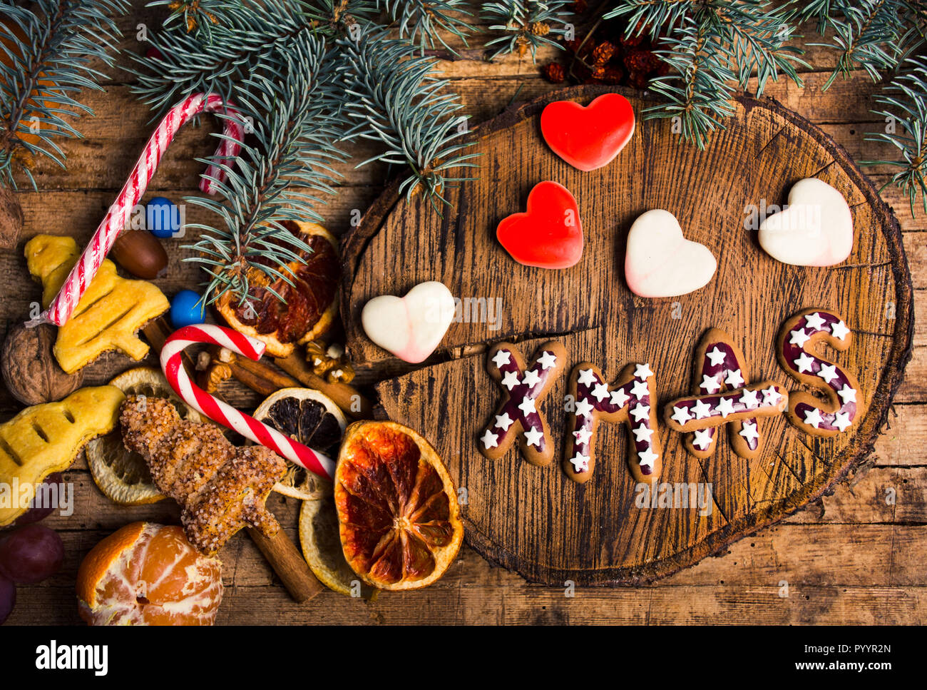 Nuovo anno e dolcetti di Natale e dolci. Cialde e biscotti con decorazioni vista superiore Foto Stock