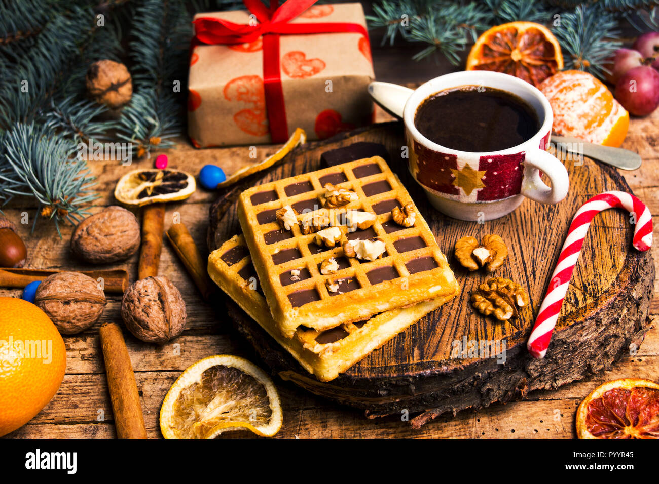 Nuovo anno e dolcetti di Natale e dolci. Cialde e biscotti con decorazioni vista superiore Foto Stock