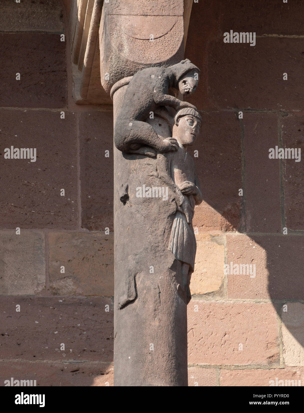 Worm, Duomo di San Pietro, Ostchor, figura an der Zwerggalerie, Baumeister mit dem Affen Foto Stock