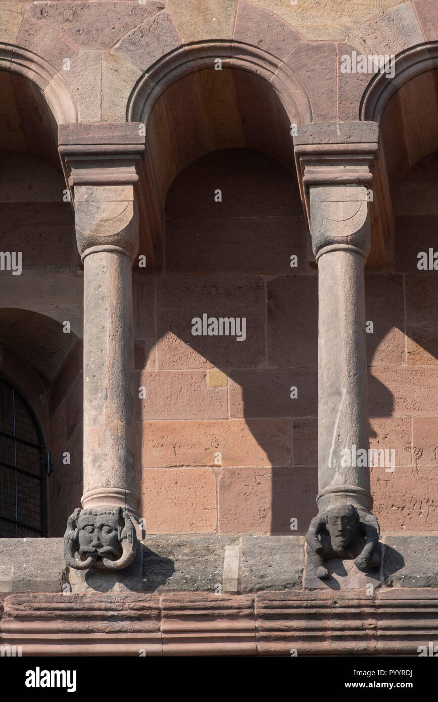 Worm, Duomo di San Pietro, Ostchor, Figuren an der Zwerggalerie Foto Stock