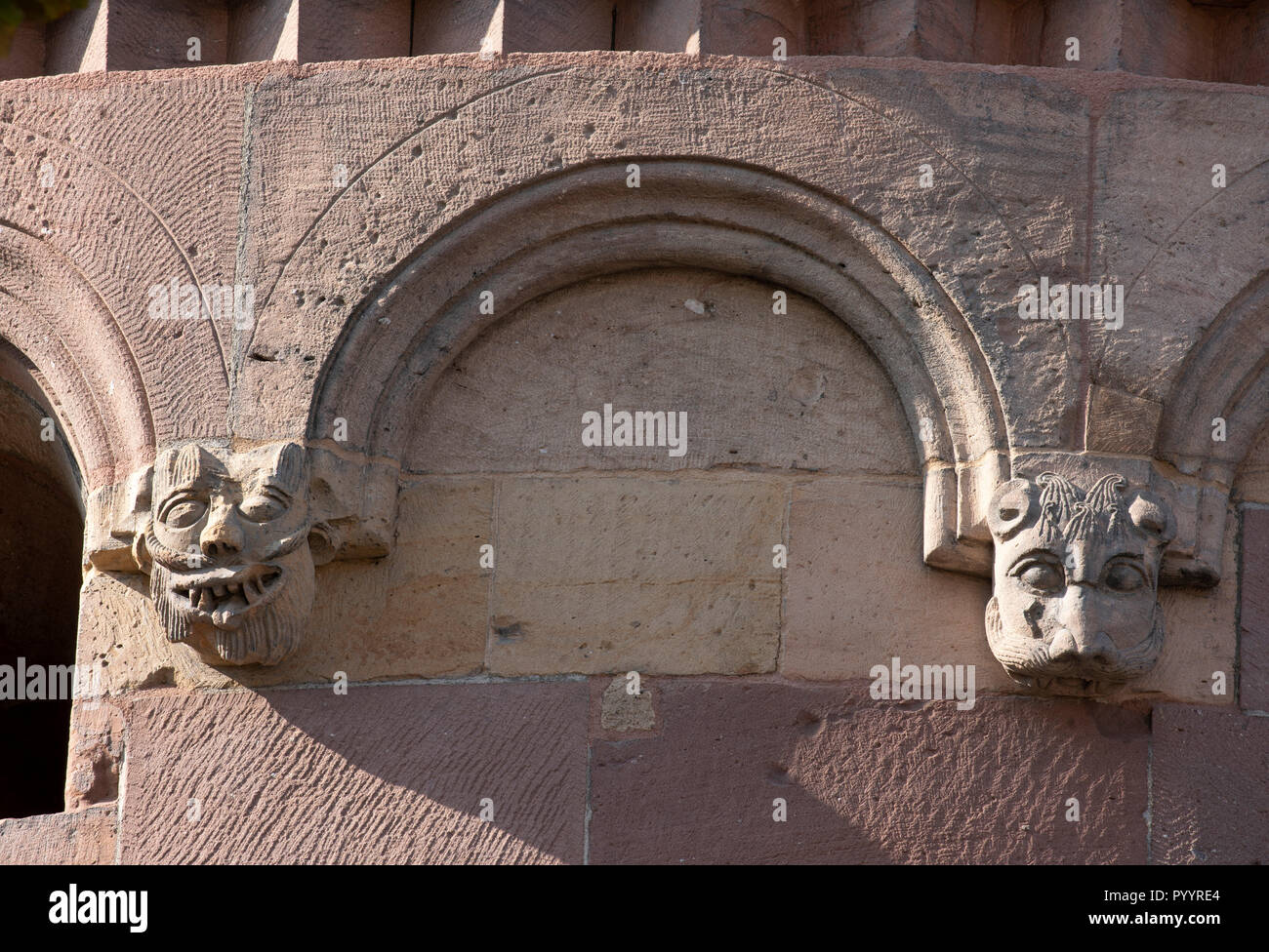 Worm, Duomo di San Pietro, Ostchor, Konsolköpfe mit Figuren Foto Stock