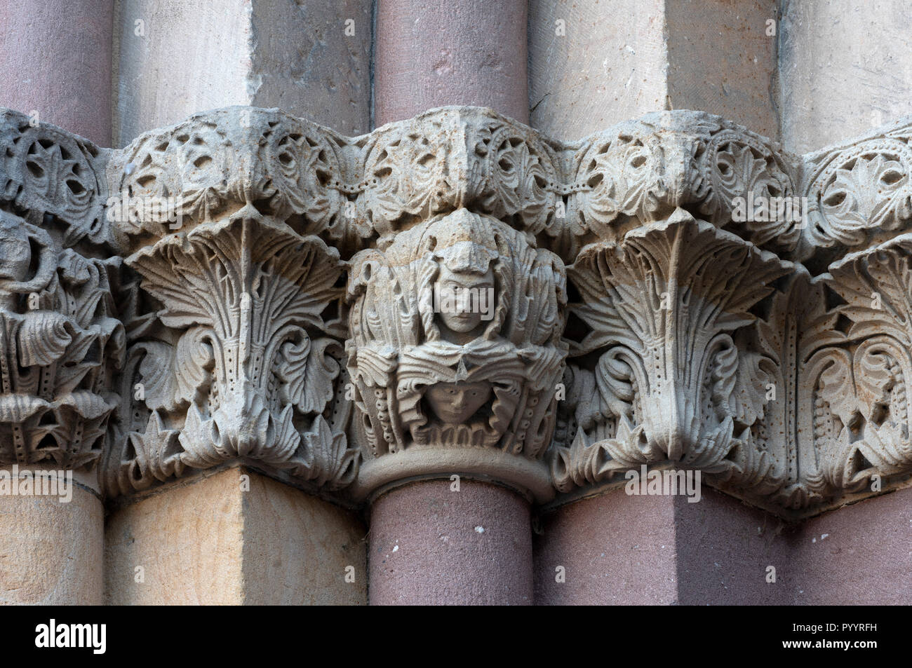 Worm, Duomo di San Pietro, Nordportal, Kapitellband mit Köpfen Foto Stock