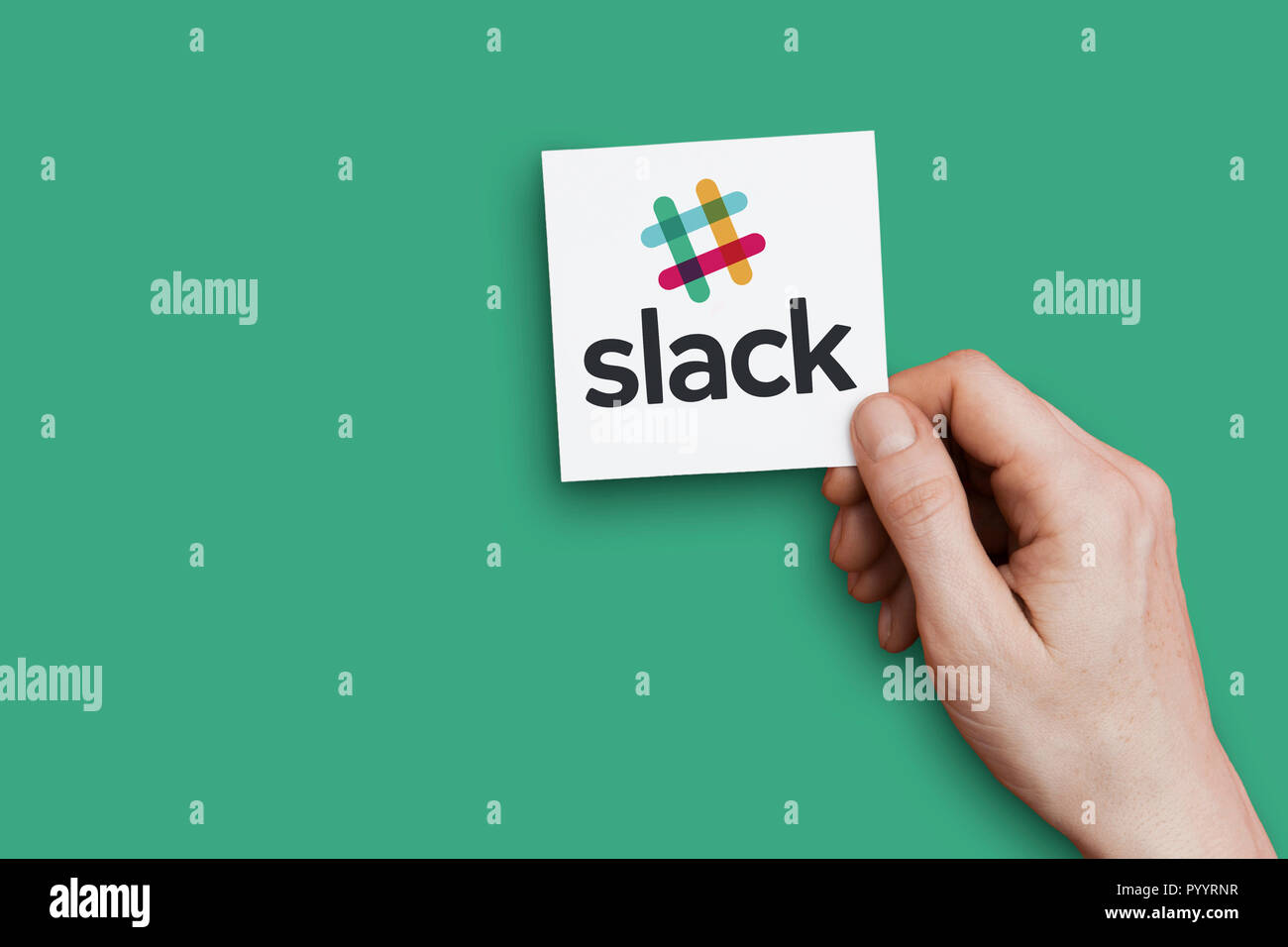 LONDON, Regno Unito - 30 Ottobre 2018: mano tenendo un allentamento del logo. Il gioco è basato su cloud di strumento di collaborazione. Foto Stock