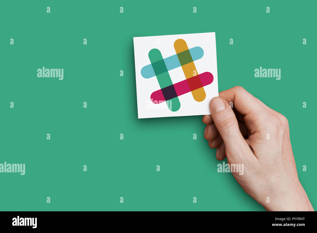 LONDON, Regno Unito - 30 Ottobre 2018: mano tenendo un allentamento del logo. Il gioco è basato su cloud di strumento di collaborazione. Foto Stock