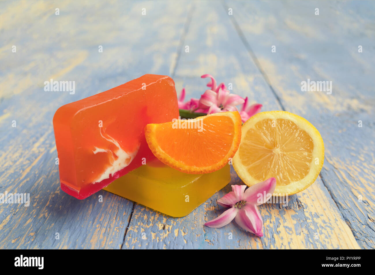 Fatte a mano sapone naturale e con ingredienti naturali: i limoni e le arance, rustico di legno. Spa concept Foto Stock
