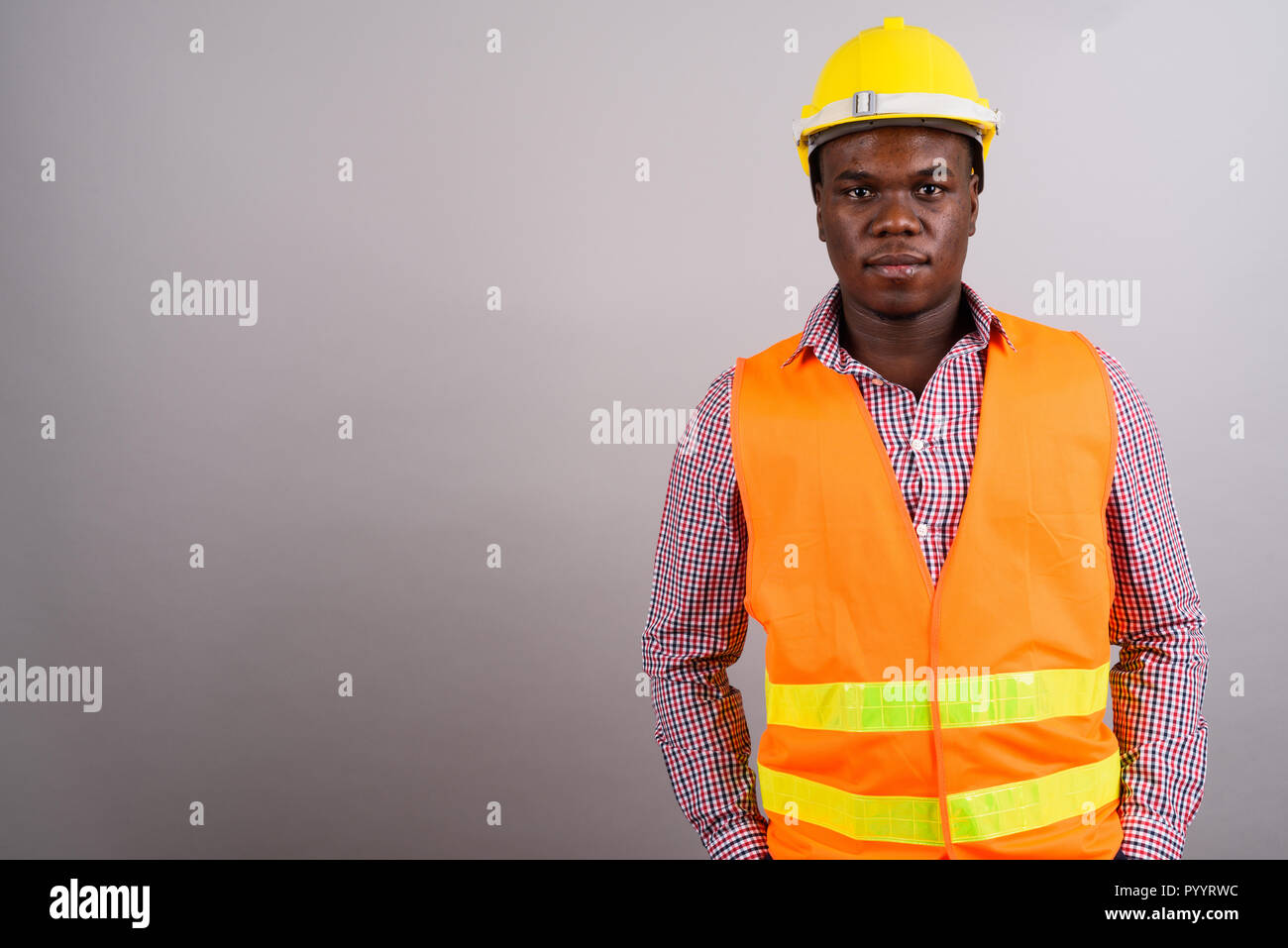 Giovane africano lavoratore edile contro uno sfondo bianco Foto Stock