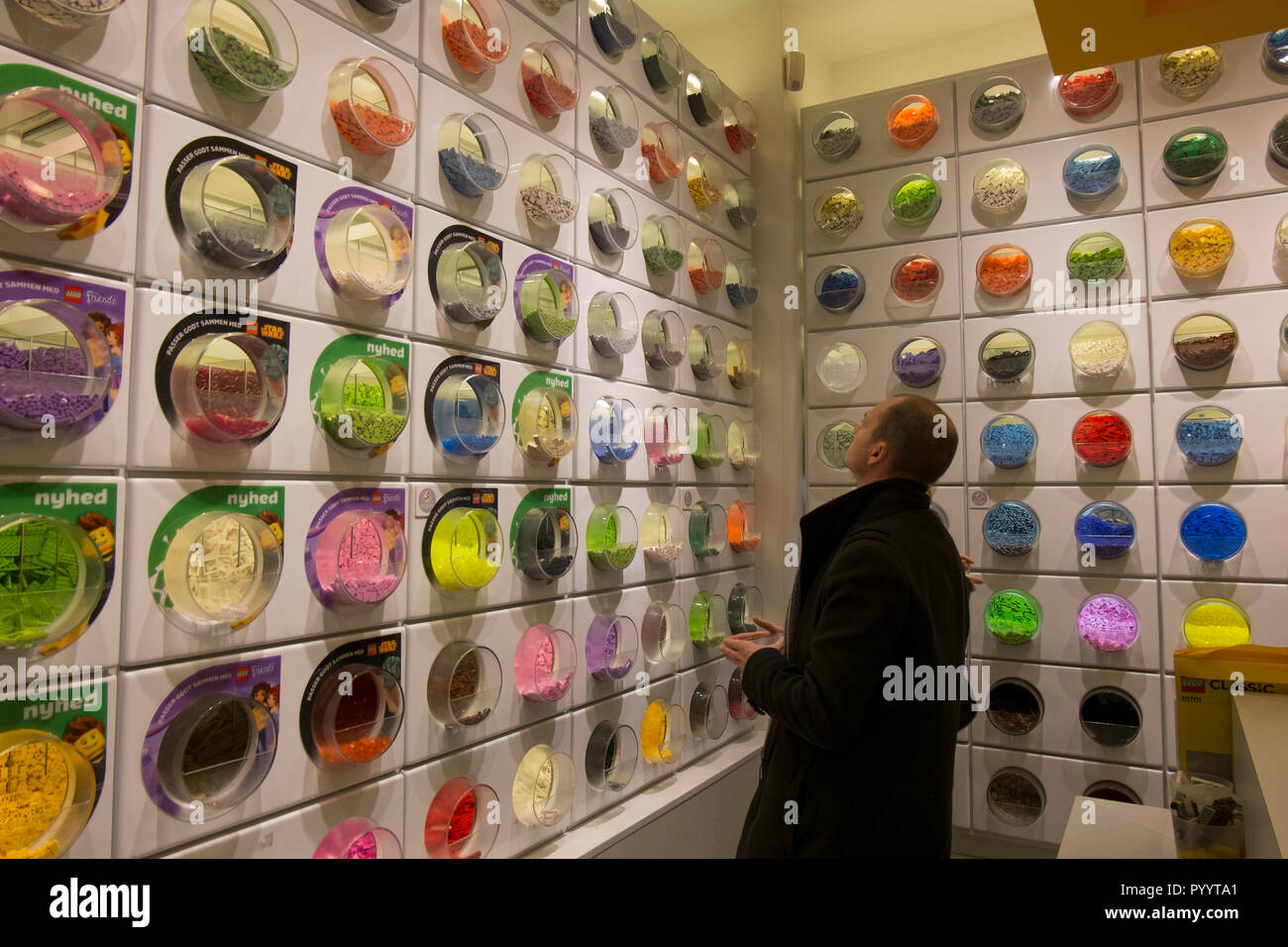 Scegliendo il tuo mattoncini Lego presso il negozio Lego su Copenhagen, Danimarca. Foto Stock
