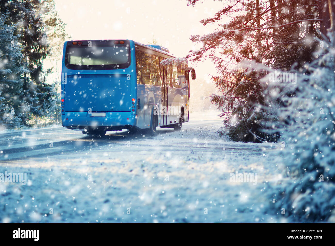 Bus sulla strada invernale al mattino dopo la nevicata Foto Stock