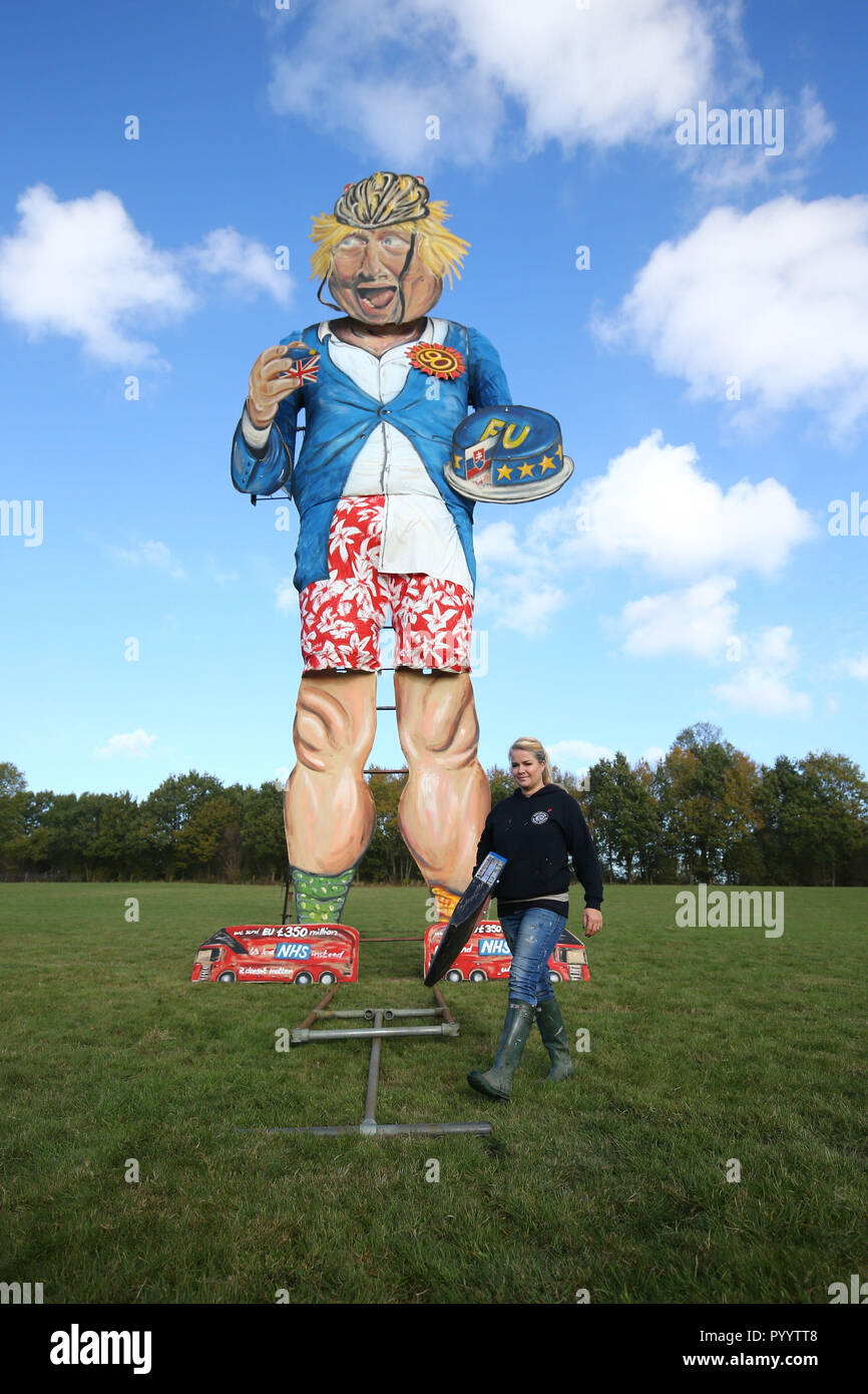 Artista Andrea Dean con il falò a Edenbridge celebrity effige di Boris Johnson davanti a loro falò in festa a Edenbridge, Kent. Foto Stock