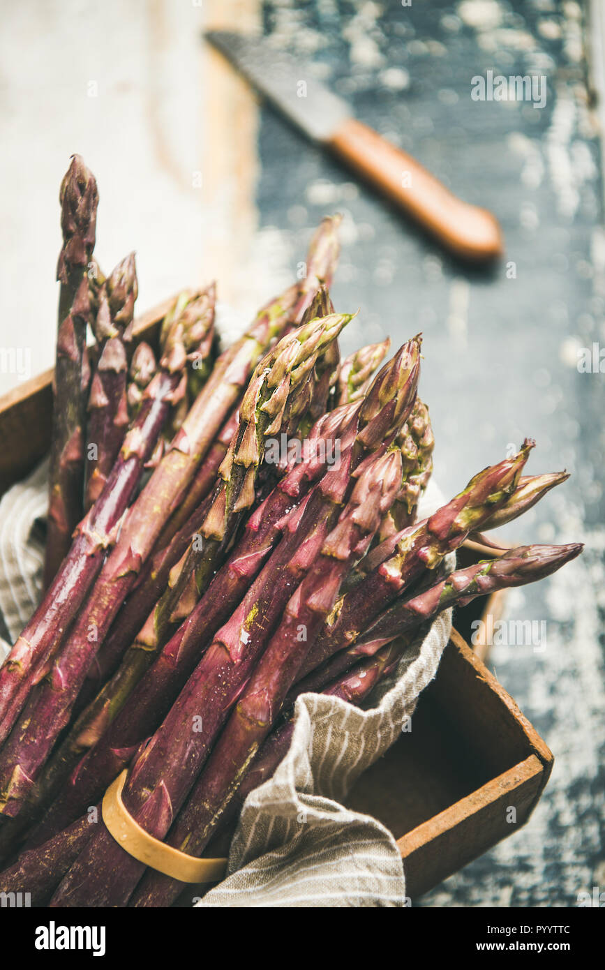 Crudo fresco crudo asparagi viola, il fuoco selettivo Foto Stock