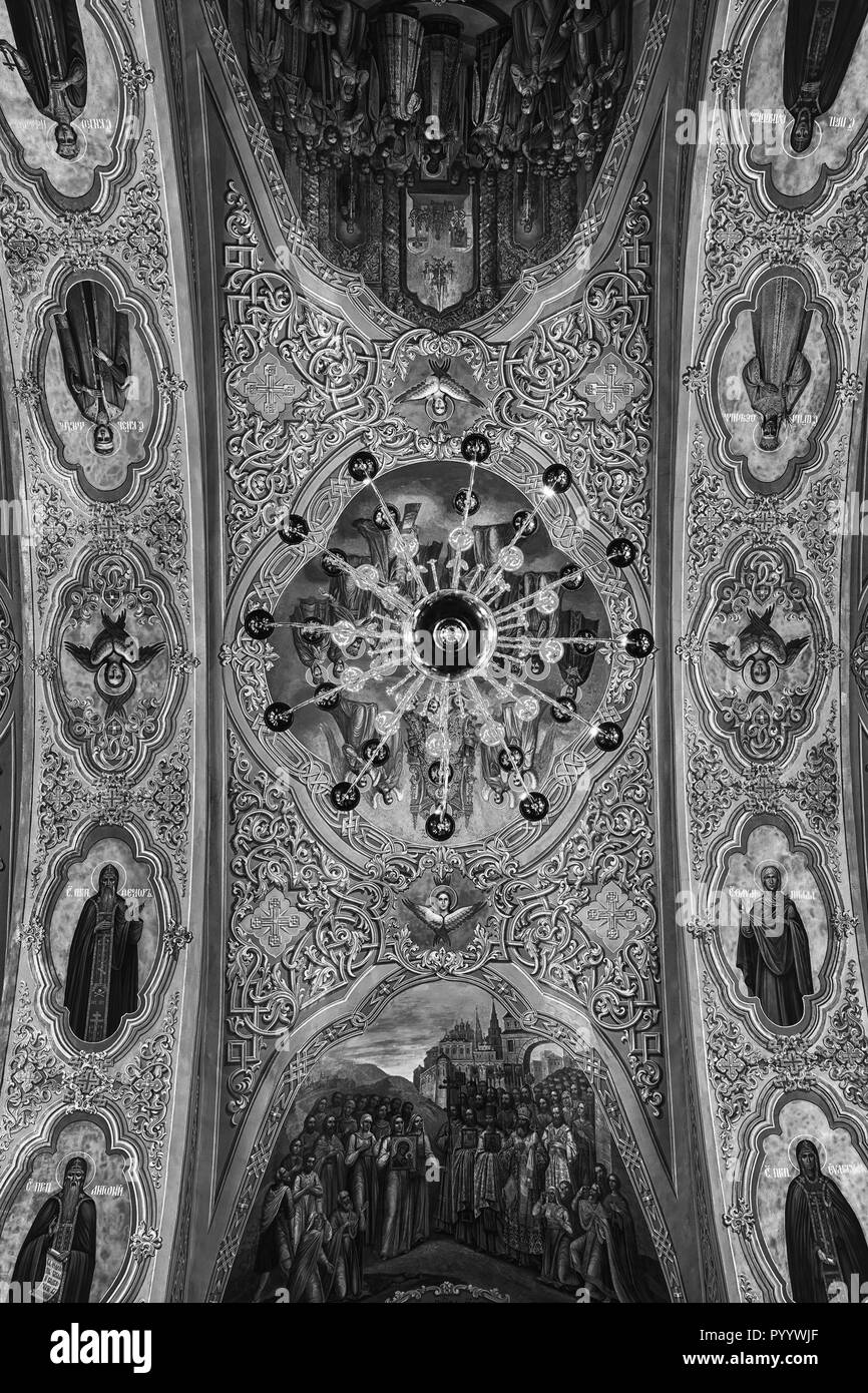 KAZAN, Russia - 10 Maggio 2015: soffitto interno della Cattedrale dell'Annunciazione nel Cremlino con lampadario dorato e dipinti di soggetto religioso. Si tratta di un landm principale Foto Stock