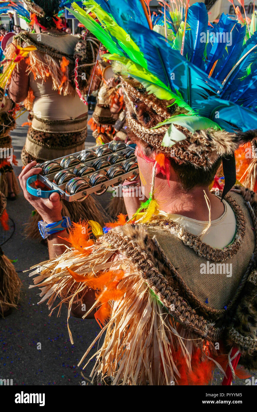 Bateria, sezione musicale della scuola di samba nel Rio de Janeiro Carnaval. Chocalho strumento. Native American costumi. Sesimbra, Portogallo. Foto Stock