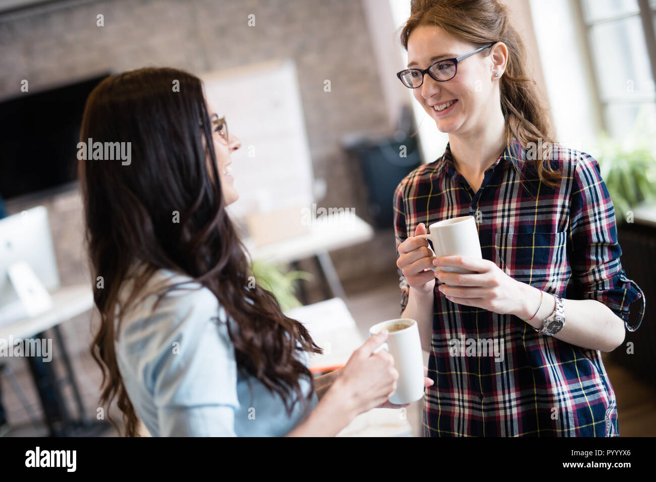 Ritratto di architetti avendo discussioni in ufficio Foto Stock