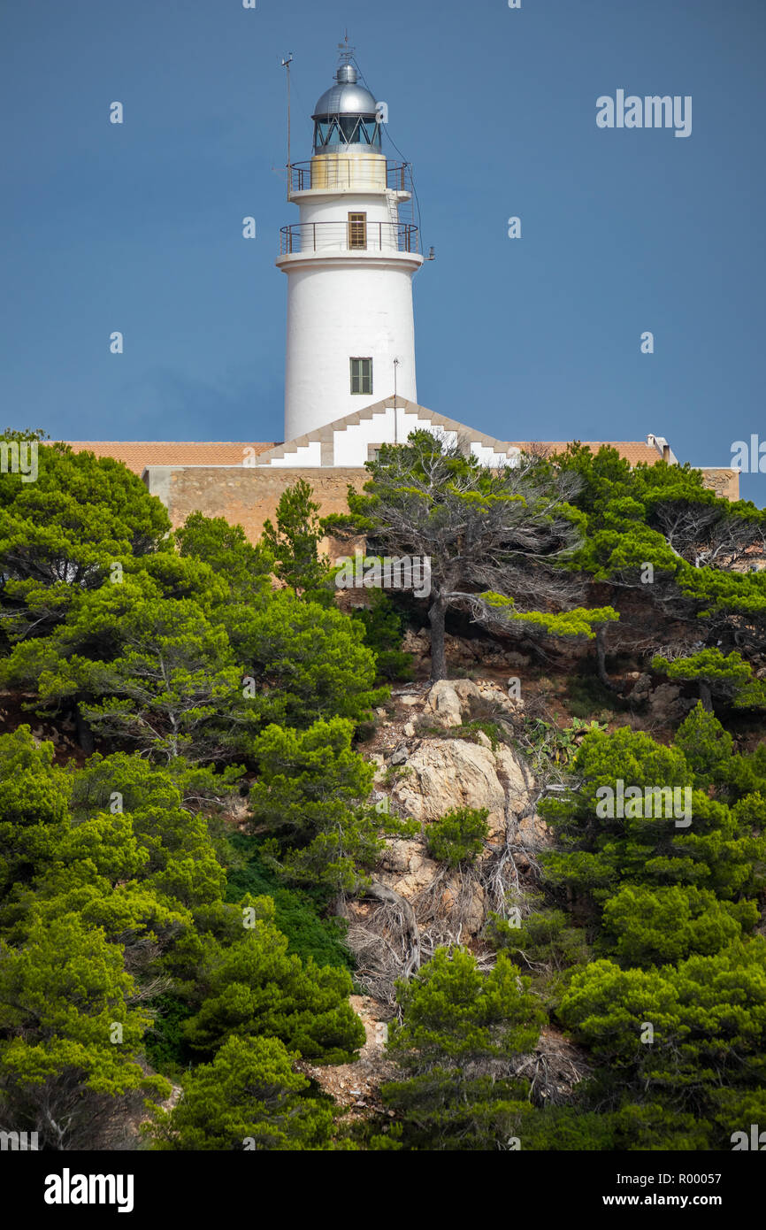 Capdepera lighthouse, lungi de Capdepera, a Punta de Capdepera in Cala Rajada, Capdepera, Maiorca, isole Baleari, Spagna Foto Stock