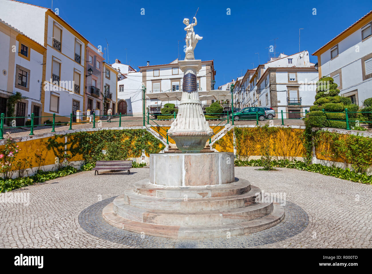 Castelo de Vide, Portogallo - 11 Settembre 2017: Montorinho Fontana nel lardo dos Martires da Republica Square. Xix secolo fontana in marmo. Alto Alen Foto Stock