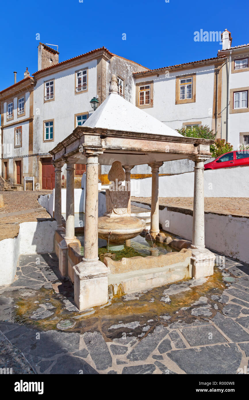 Fonte da Vila aka villaggio o città Fontana nel quartiere ebraico o ghetto costruito durante l'Inquisizione. Castelo de Vide, Portalegre, Portogallo. Xvi c Foto Stock