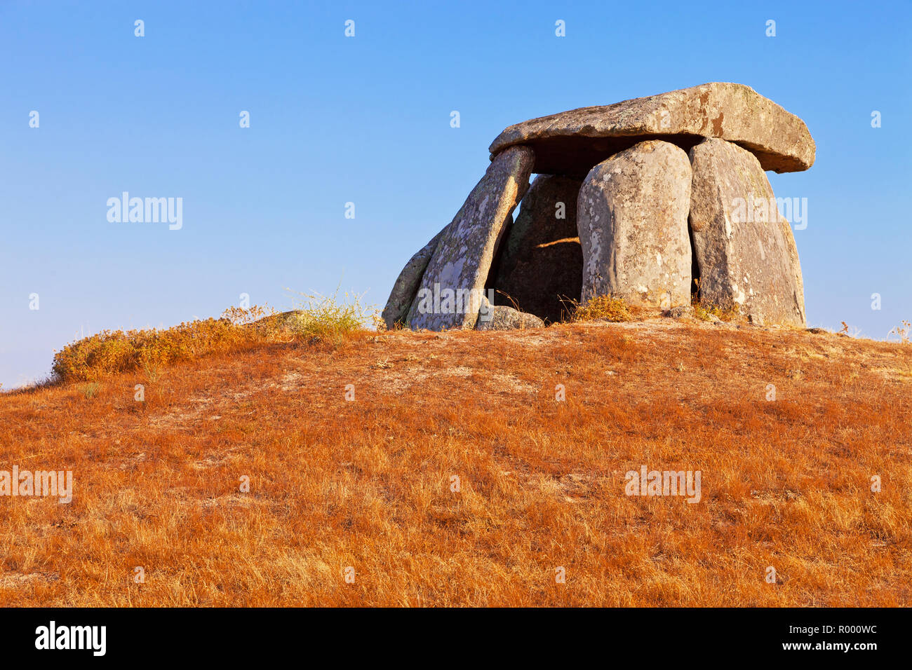 Il neolitico 5000 anno vecchio Anta fare Tapadao Dolmen dalla cultura megalitica. La seconda più grande in Portogallo. Aldeia da Mata, Crato, Alto Alentejo, Portogallo Foto Stock